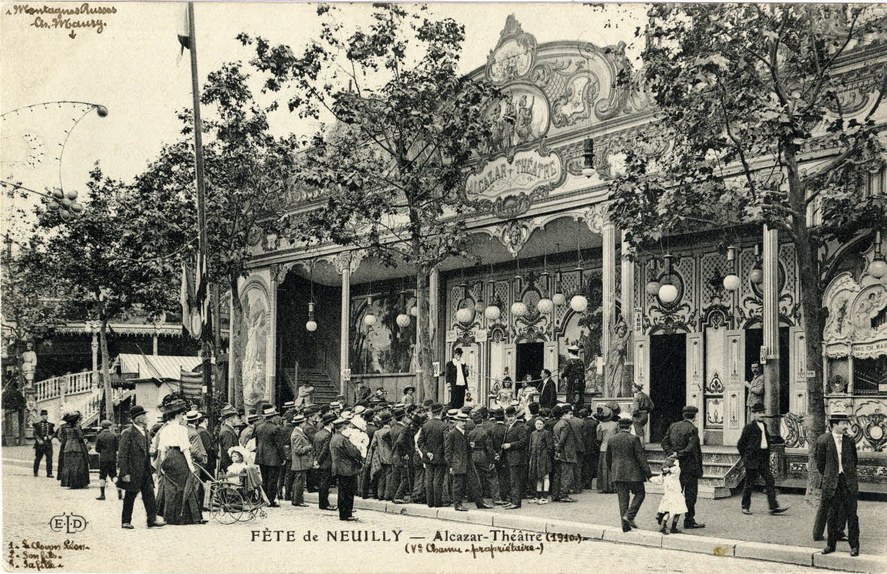 Ernest-Louis-Désiré Le Deley Fête de Neuilly. Alcazar Théâtre (1910). (Ve Chanu propriétaire). [de droite à gauche :] le clown Léon, sa fille et son fils. Montagnes russes A. Maury. Hauts-de-Seine, Paris (75) 1910 Sou.2.22.1 Photo