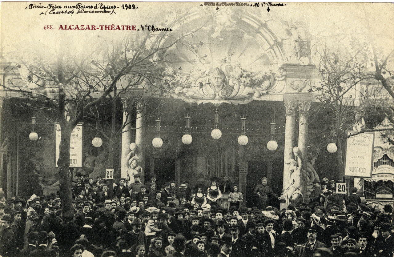 Anonyme 688. Alcazar théâtre. Ve Chamu. Paris. Foire aux Pains d'épices (cours de Vnicennes). 1908.  [de gauche à droite :] fille du clown Léon, Mme Ve Chamu. Paris 1908 Sou.2.23.2 Photo