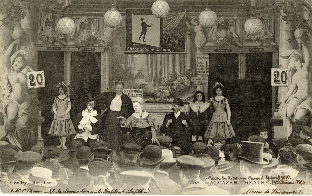 Gondry 253. Alcazar Théâtre (Ve Chamu. Pte). Paris. Foire aux Pains d'Epices. 190? Cours de Vincennes. 1. Mme Ve Chamu, 2. Le clown Léon, 3. son Fils, 4. Sa fille. Paris, Paris (75) 1895-1905 Sou.2.24.1 Photo
