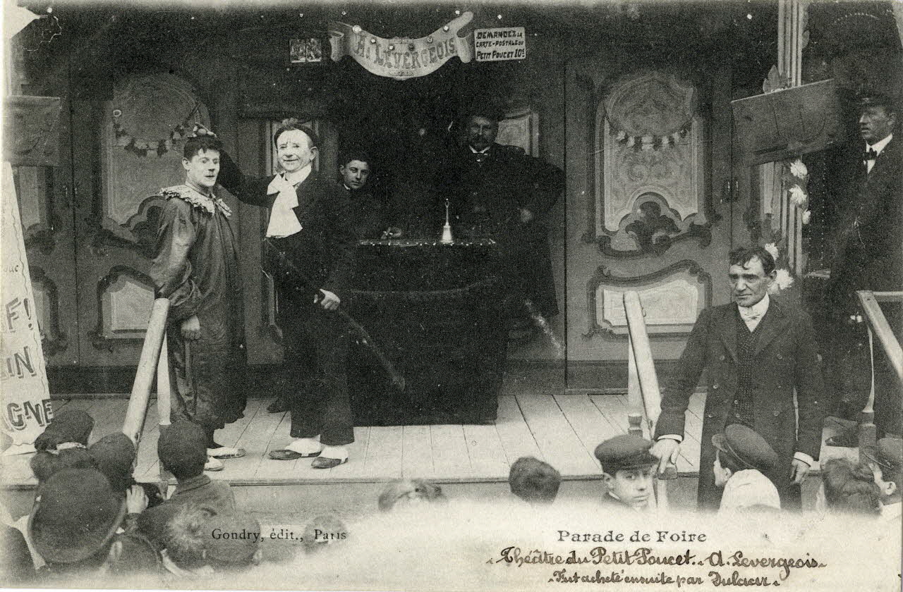Parade de foire. Théâtre du Petit Poucet. A. Levergeois. Fut acheté ensuite par M. Dulaar. Sou.2.29.2 Photo