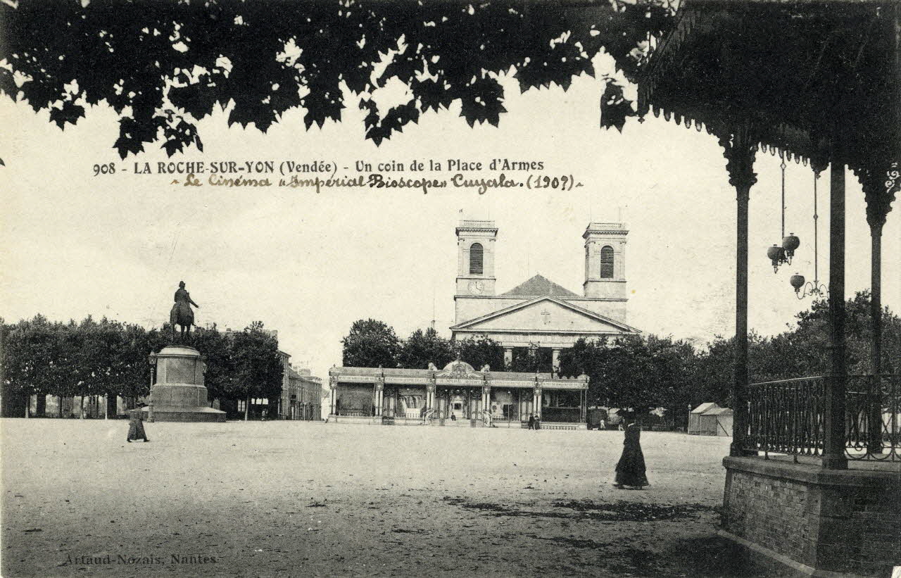 ARTAUD et NOZAIS 908. La Roche-sur-Yon. Un coin de la place d'Armes. Le cinéma Impérial Bioscope Cuyala (190?) Vendée, Nantes (44) 1895-1905 Sou.2.30.1 Photo