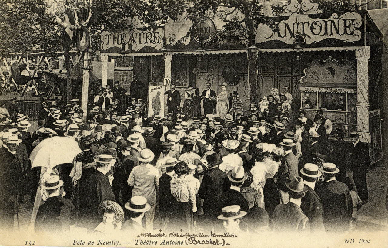 131. Fête de Neuilly. Théâtre Antoine. (Brostot) [de gauche à droite :] Mihrostet, fille du clown Léon, Clown Léon. Sou.2.31.2 Photo