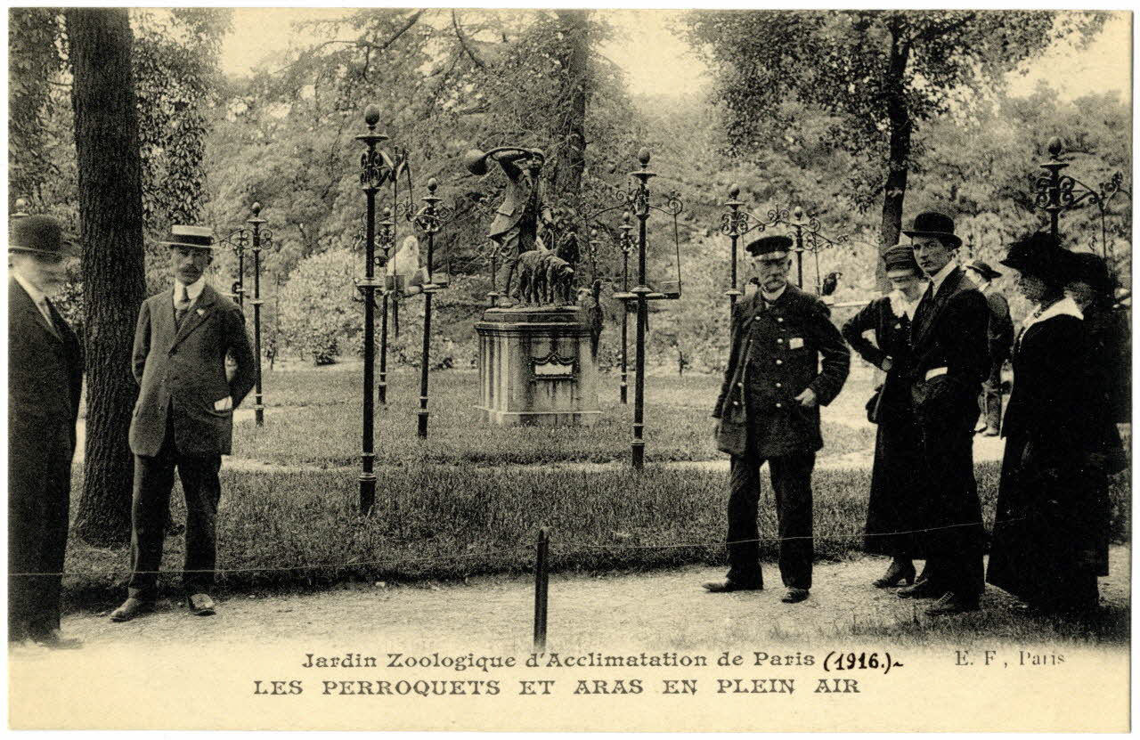 Ernest Louis Le Deley Jardin zoologique d'Acclimatation de Paris. Les perroquets et aras en plein air. 1916 Paris, Paris (75) 1916 Sou.20.110.1  Photo