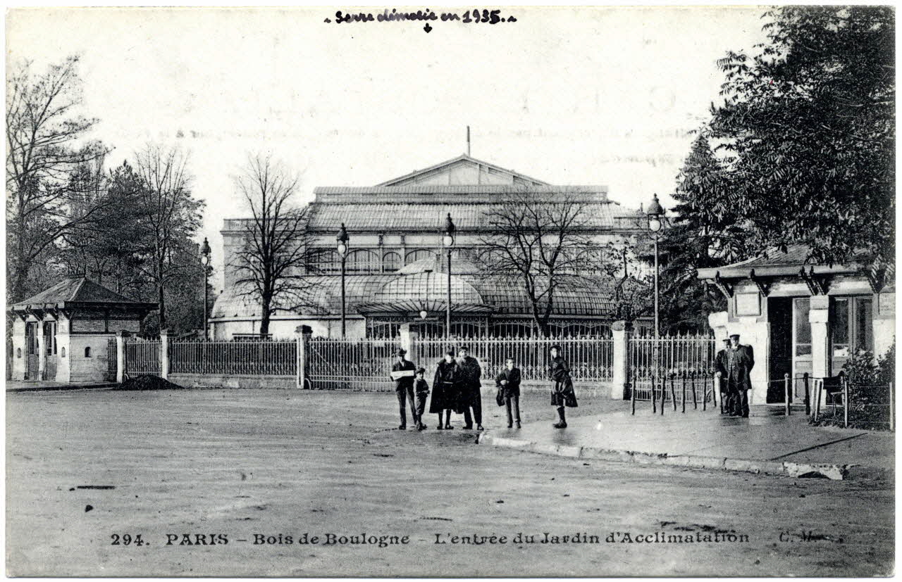Paris. Bois de Boulogne. L'entrée du jardin d'acclimatation. Serre démolie en 1935. [Au verso :] collection zoologique du jardin d'acclimatation août 1936 (suite). Etourneaux casqués, étourneaux tricolores, merles, merles métalliques, grives, rossignols du Japon, 7 corbeaux, 5 choucas, 7 pies, carouge soyeux, garrulax, pityles à ventre doré, martins roselins, cardinaux à huppe rouge, coucous dominicains, boutons d'or, amaranthes, astriles cordons bleus, astriles becs de corail, franciscains, serins, pinsons, morabeys, pigeons capucins, pigeons romains, pigeons japonais, pigeons argentins, tourterelles, faisans communs (écossais), faisans argentés, faisans dorés, faisans de Lady Hamerest, faisan hybride, 3 couples de lophophorus resplendissants, paons bleus, paons blancs, dindons domestiques noirs et blancs, pintades, colins de Californie, goélands et mouettes, cygnes domestiques blancs, cygnes domestiques noirs, 6 cygnes domestiques à col noir, canards de Barbarie, canards divers, oies Sou.20.2.2 Photo