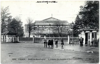 Paris. Bois de Boulogne. L'entrée du jardin d'acclimatation. Serre démolie en 1935. [Au verso :] collection zoologique du jardin d'acclimatation août 1936 (suite). Etourneaux casqués, étourneaux tricolores, merles, merles métalliques, grives, rossignols du Japon, 7 corbeaux, 5 choucas, 7 pies, carouge soyeux, garrulax, pityles à ventre doré, martins roselins, cardinaux à huppe rouge, coucous dominicains, boutons d'or, amaranthes, astriles cordons bleus, astriles becs de corail, franciscains, serins, pinsons, morabeys, pigeons capucins, pigeons romains, pigeons japonais, pigeons argentins, tourterelles, faisans communs (écossais), faisans argentés, faisans dorés, faisans de Lady Hamerest, faisan hybride, 3 couples de lophophorus resplendissants, paons bleus, paons blancs, dindons domestiques noirs et blancs, pintades, colins de Californie, goélands et mouettes, cygnes domestiques blancs, cygnes domestiques noirs, 6 cygnes domestiques à col noir, canards de Barbarie, canards divers, oies Sou.20.2.2  Photo