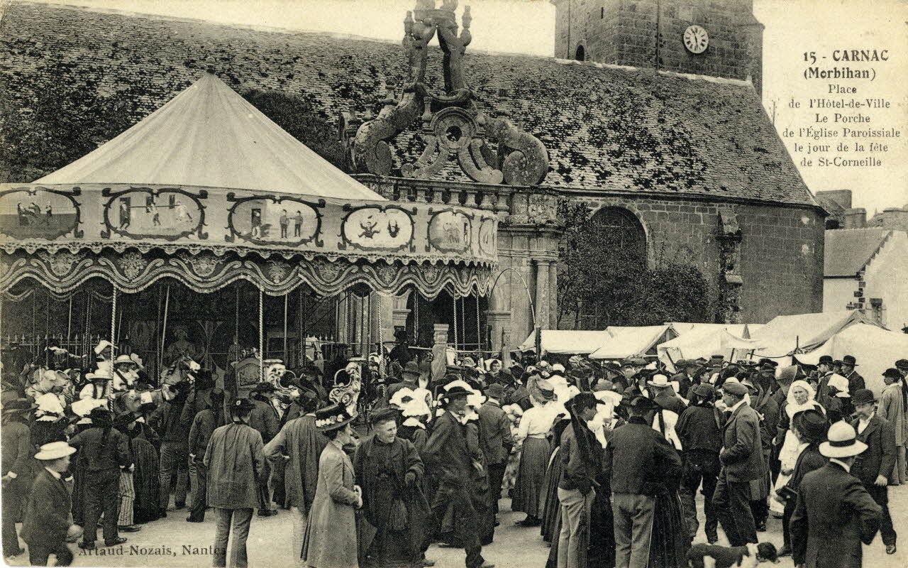 15. Carnac (Morbihan). Place de l'Hôtel de Ville. Le porche de l'église paroissiale le jour de la fête de saint Corneille. Sou.3.102.2 Photo