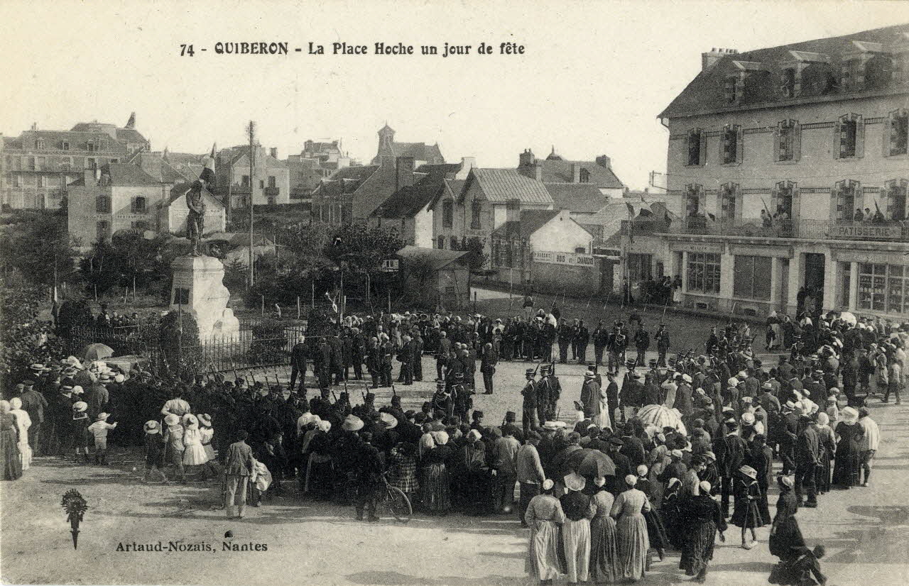 74. Quiberon. La place Hoche un jour de fête. Sou.3.103.2 Photo