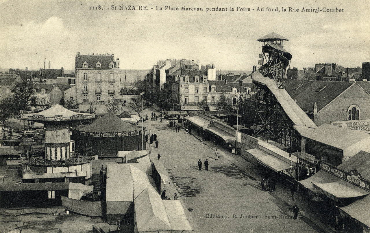 Saint-Nazaire. La place marceau pendant la foire. Au fond la rue Amiral-Courbet Sou.3.105.2 Photo
