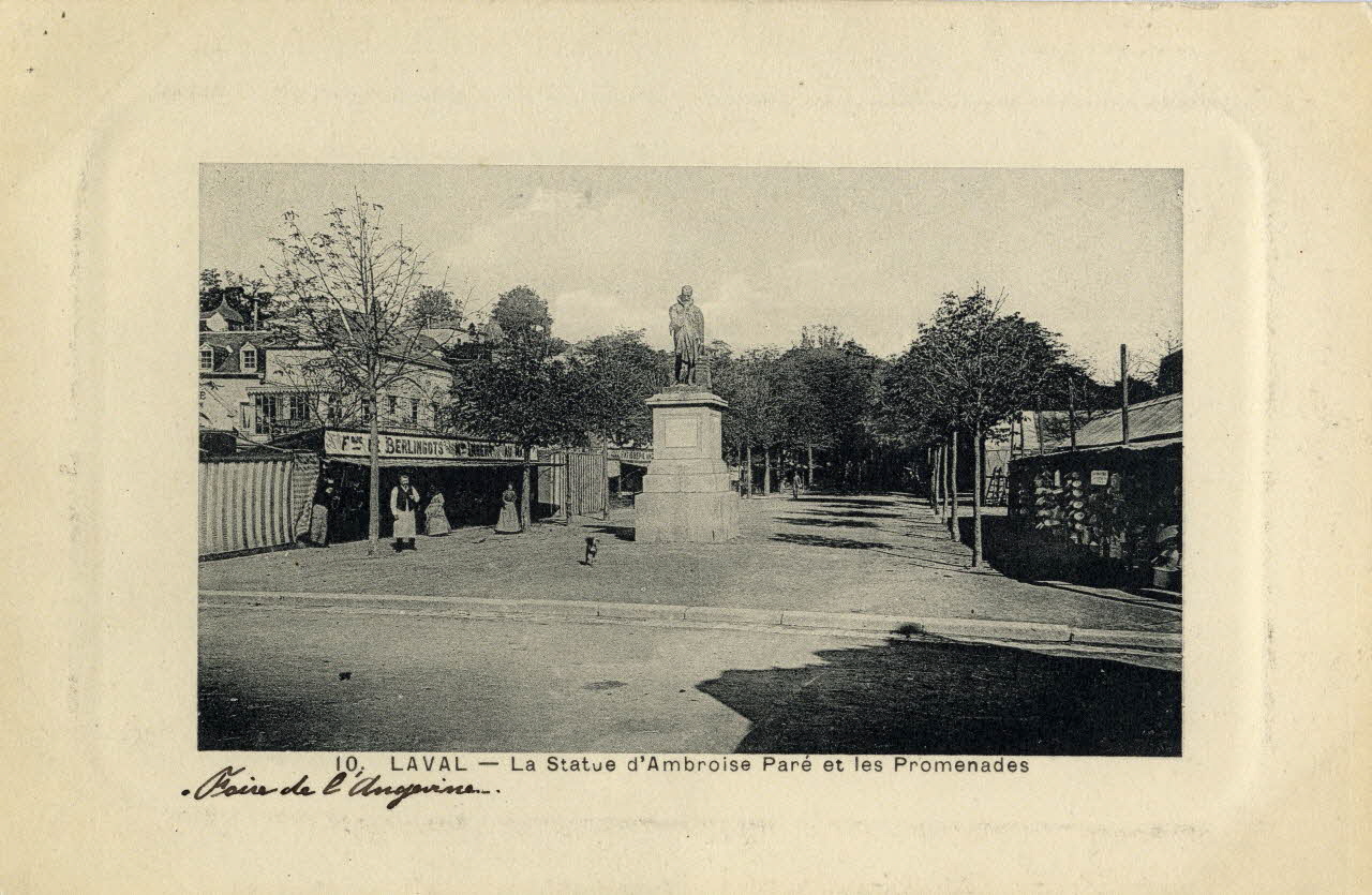 10. Laval. La statue d'Ambroise Paré et les promenades. Foire de l'Angevine. Sou.3.108.1 Photo
