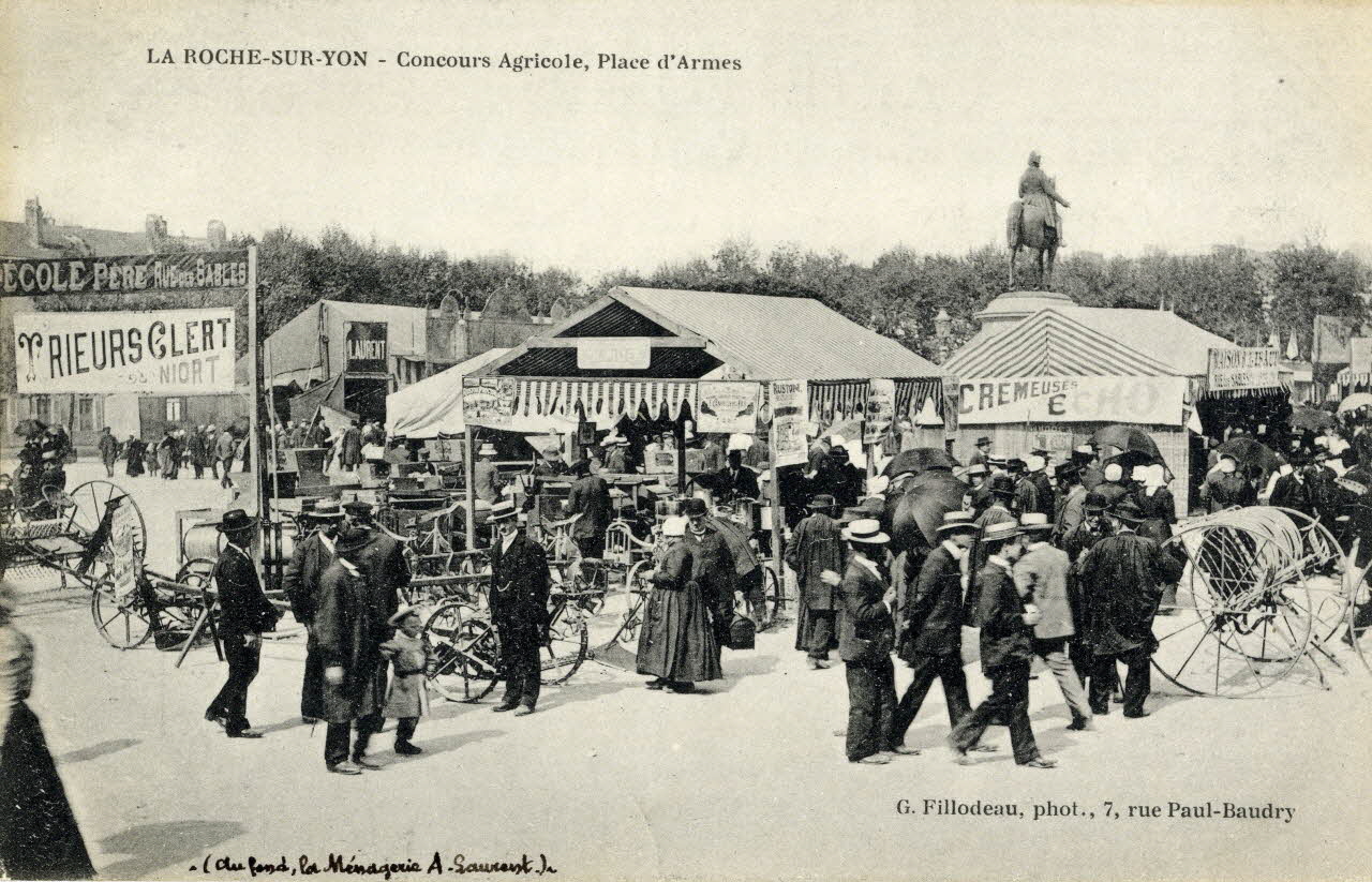 carte postale La Roche-sur-Yon. Concours agricole, place d'armes. Au fond la ménagerie A. Laurent Sou.3.113.1 Photo