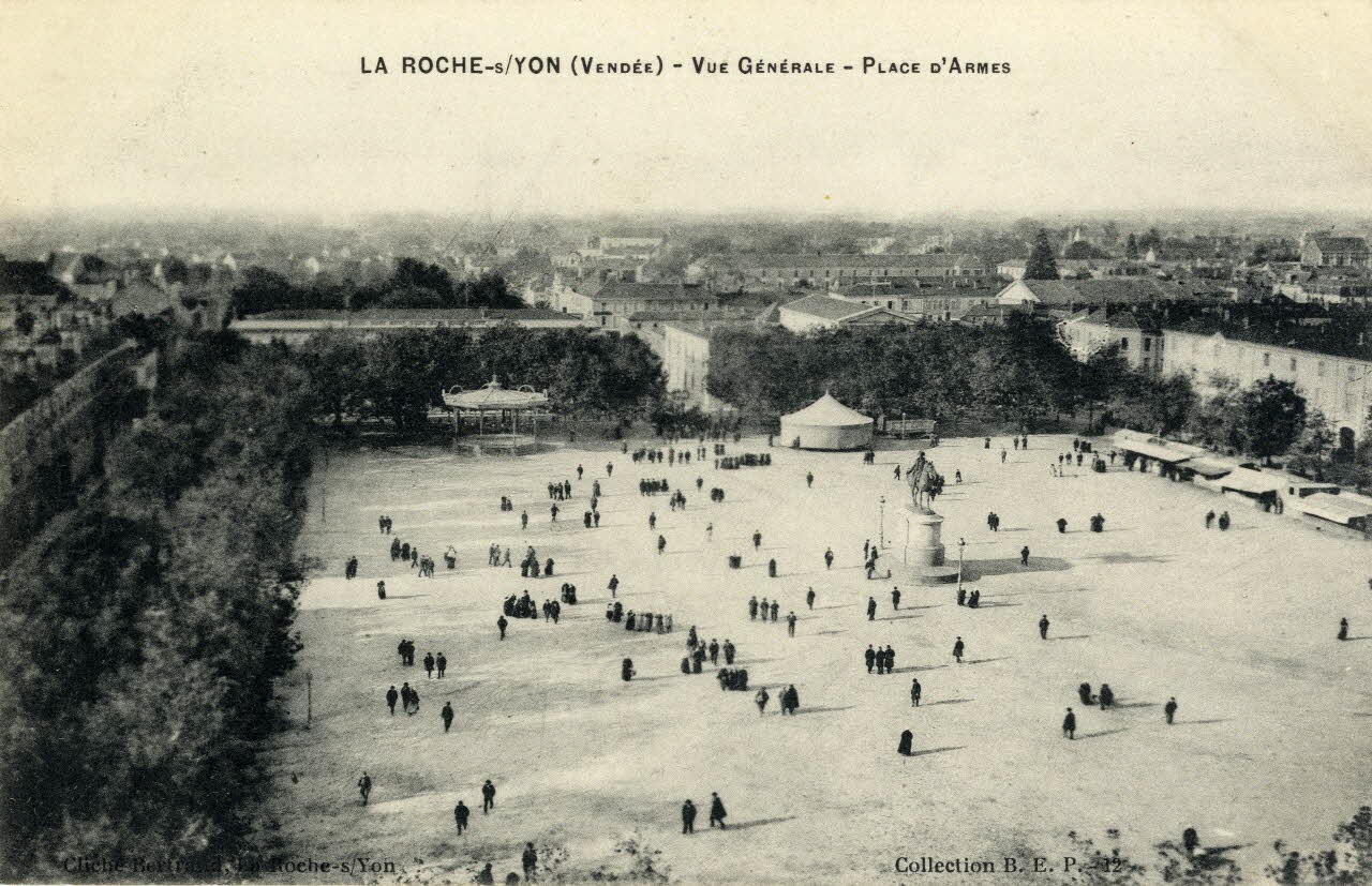 carte postale La Roche-sur-Yon. (Vendée). Vue générale. Place d'armes Sou.3.114.1 Photo