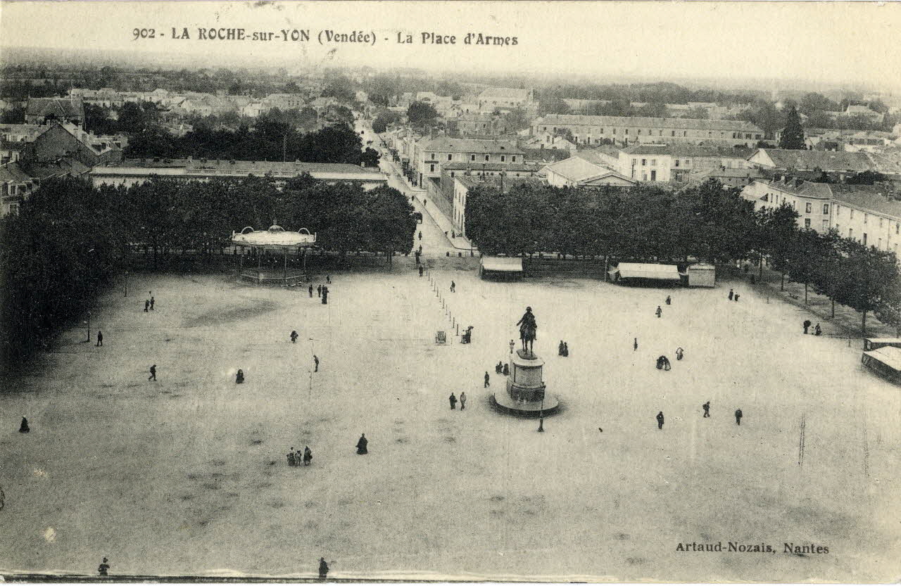 carte postale 902.La Roche-sur-Yon. (Vendée). Place d'armes Sou.3.114.2 Photo