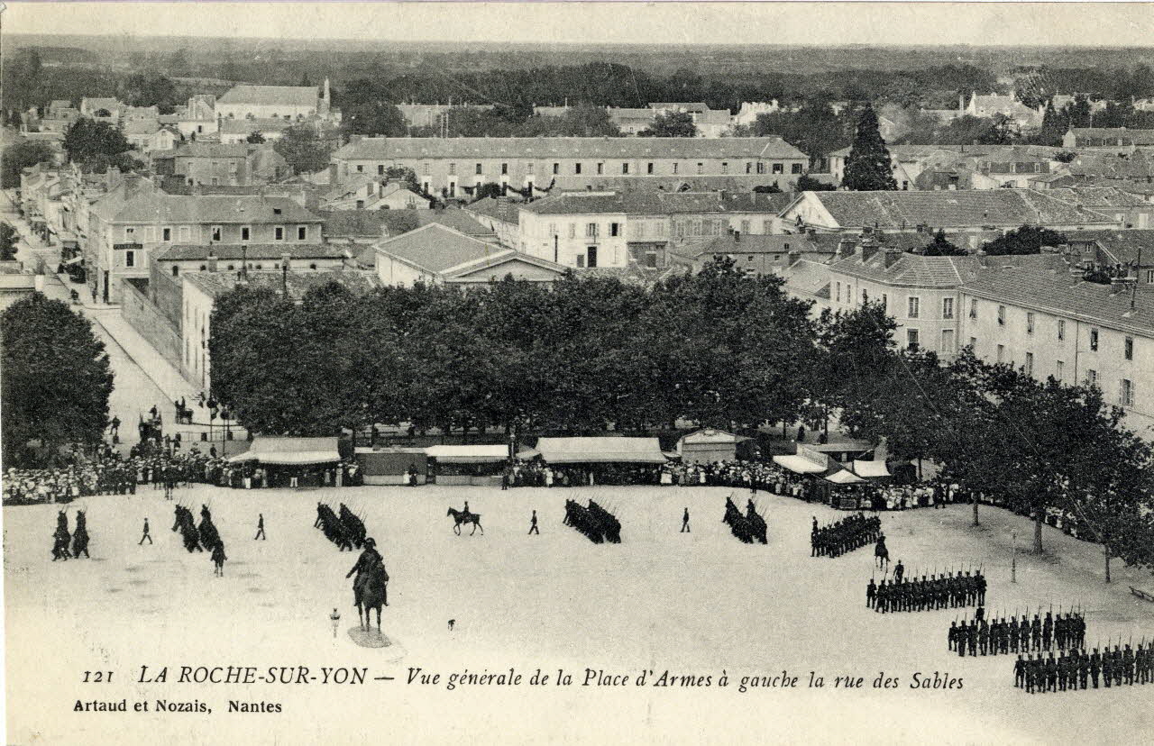 carte postale 902.La Roche-sur-Yon. Vue générale de la place d'armes à gauche de la rue des Sables Sou.3.115.1 Photo
