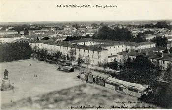carte postale La Roche-sur-Yon. Vue générale. [de gauche à droite :] Impérial boiscope Cugala, théâtre Cadet-Grégoire (opérette) Sou.3.121.1  Photo