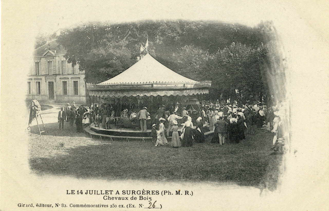 Le 14 juillet à Surgères. Chevaux de bois. Sou.3.125.2 Photo
