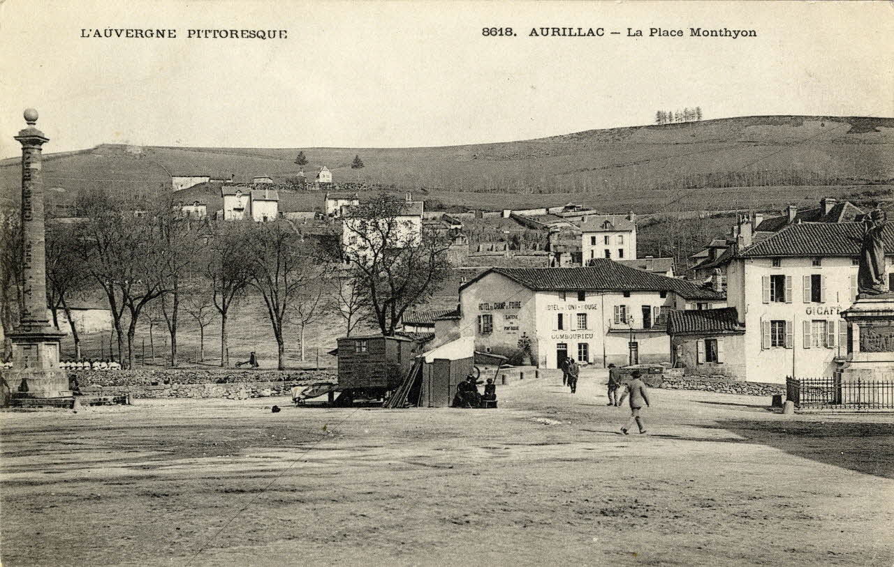L'Auvergne pittoresque. 8618. Aurillac. La place Monthyon. Sou.3.126.2 Photo