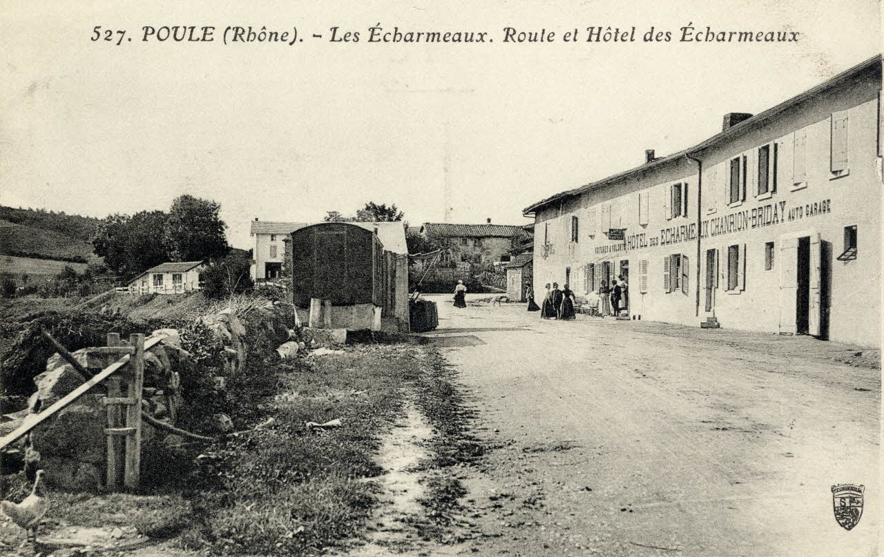 527. Poule (Rhône). Les Echarmeaux. Route et hôtel des Echarmeaux. Sou.3.140.1 Photo