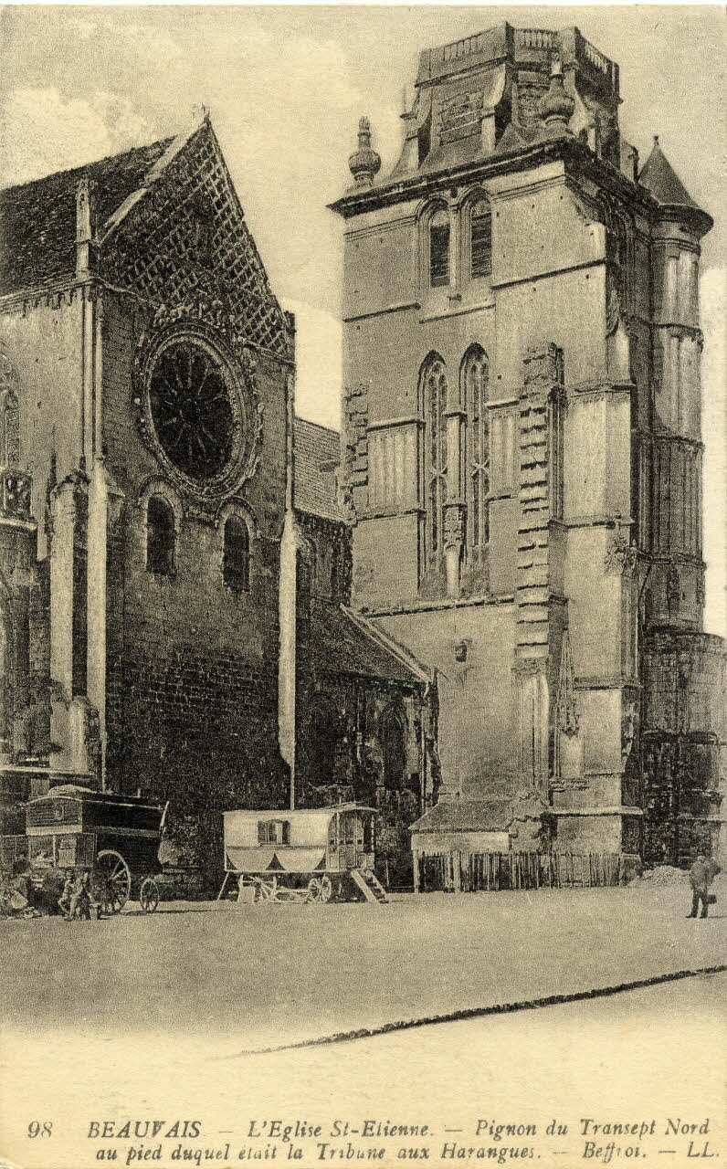98. Beauvais. L'église Saint-Etienne. Pignon du transept nord au pied duquel était la tribune aux harangues. Beffroi Sou.3.160.2 Photo