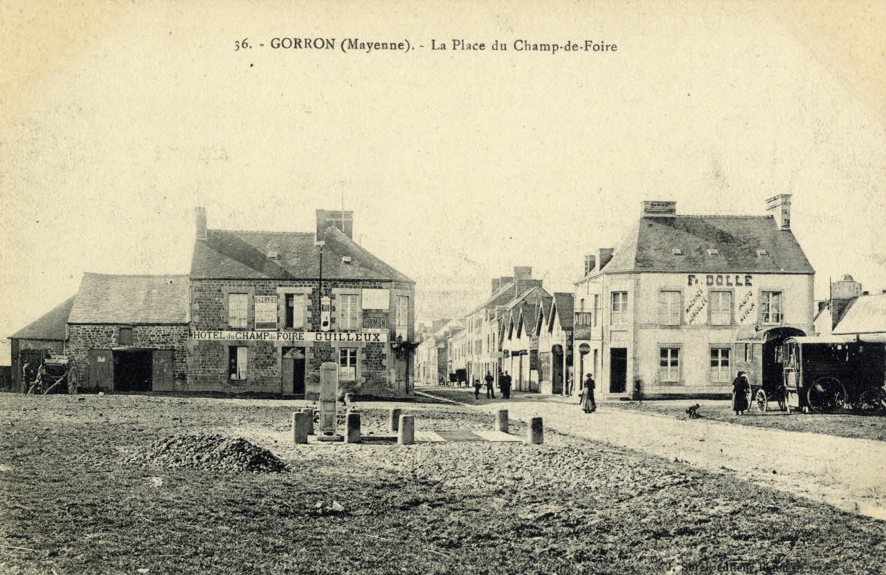 36. Gorron (Mayenne). La place du champ de foire. Sou.3.165.1 Photo