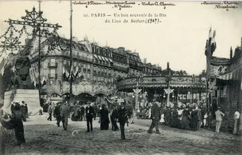 L.J. 01. Paris. Un bon souvenir de la fête du Lion de Belfort (190?)). [de gauche à droite :] cochons J. Pieau, montagnes russes H. Rabier, vaches A. Chemin, Parisiana Théâtre Vaxelaire Paris, Paris (75) 1895-1905 Sou.3.34.2 Photo