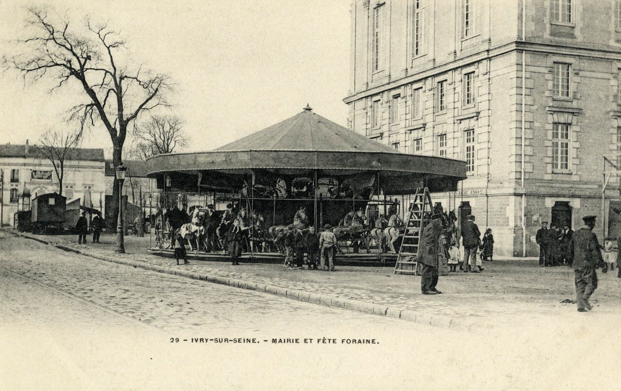 29. Ivry-sur-Seine. Mairie et fête foraine Sou.3.56.1 Photo