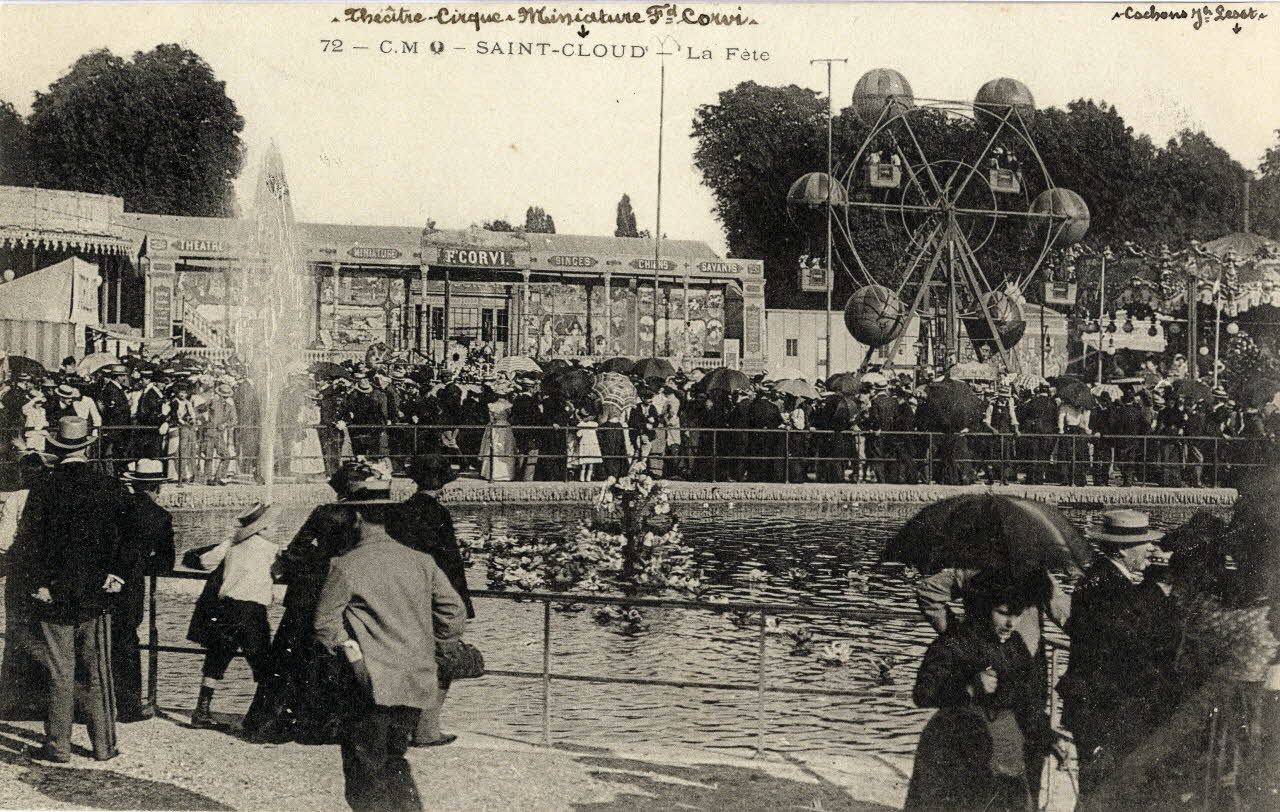 72. Saint-Cloud. La fête. [de gauche à droite :] théâtre cirque miniature F. Corvi, cochons Jh Lesot Sou.3.61.1 Photo