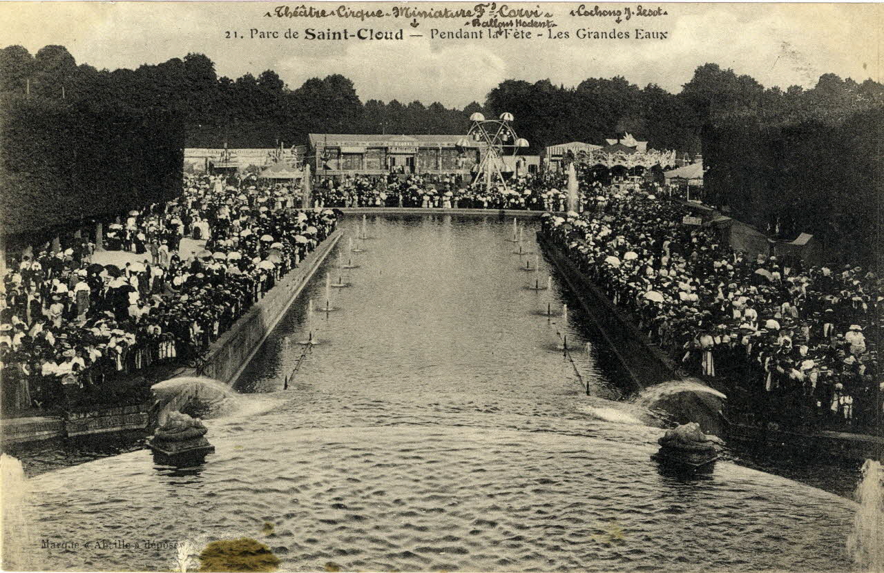 21. Parc de Saint-Cloud. Pendant la fête. Les grandes eaux. [de gauche à droite :] théâtre cirque miniature F. Corvi, ballons Hodent, cochons J. Lesot Sou.3.69.2 Photo