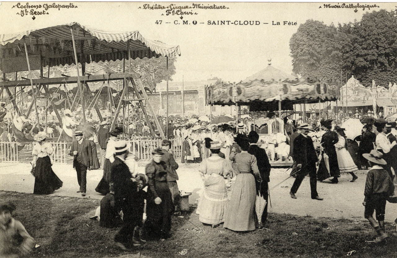 47. Saint-Cloud. La fête. [de gauche à droite :] Cochons galopants Jh Lesot, théâtre circulaire miniature Fd Carvi, musée pathologique Sou.3.74.2 Photo
