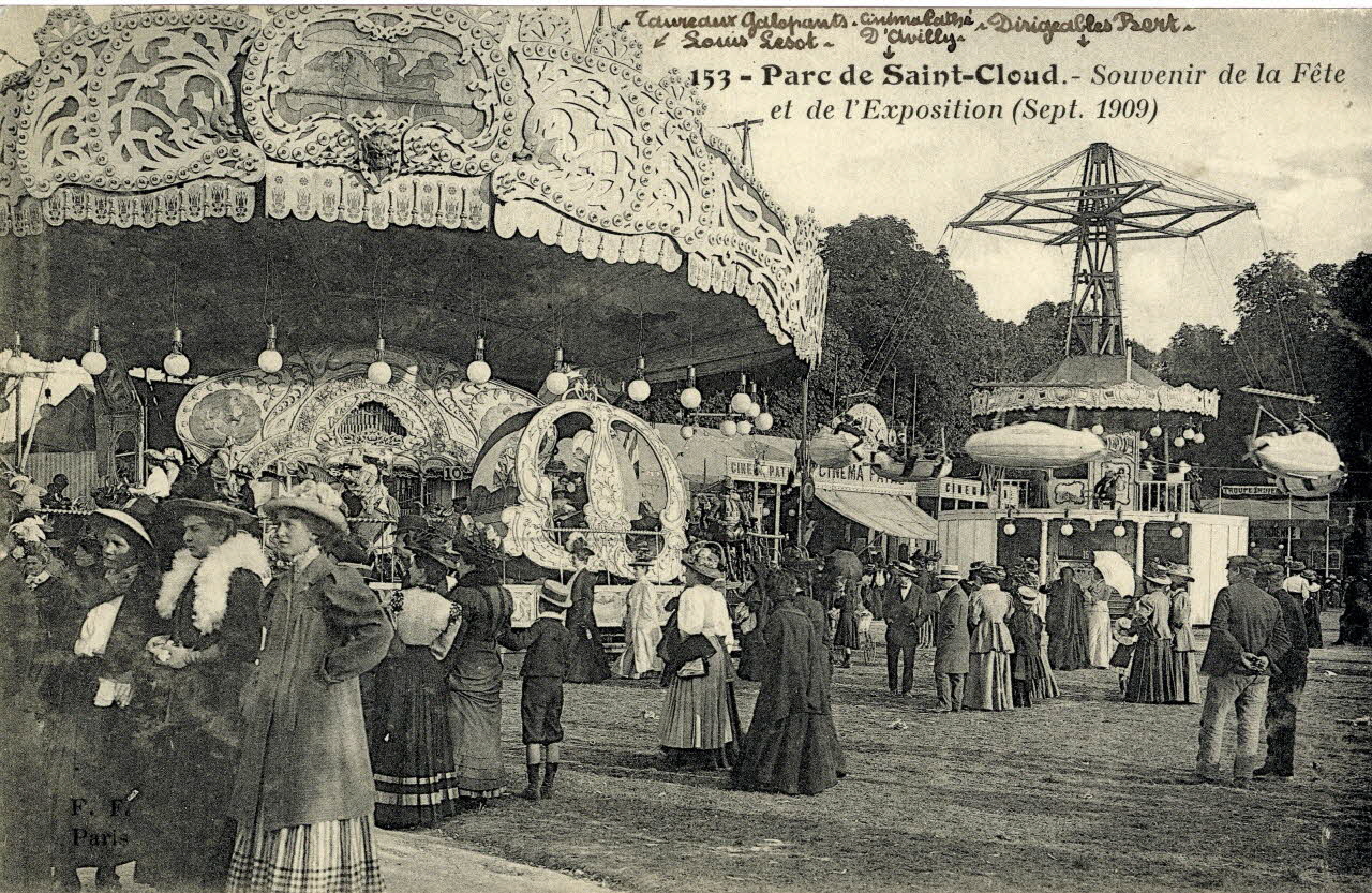 F. Fleury 153. Parc de Saint-Cloud. Souvenir de la fête et de l'exposition (sept.1909). [de gauche à droite :] Taureaux galopants Louis Lesot, cinéma Pathé d'Avilly, dirigeables Bert Hauts-de-Seine, Paris (75) 1909 Sou.3.77.1 Photo