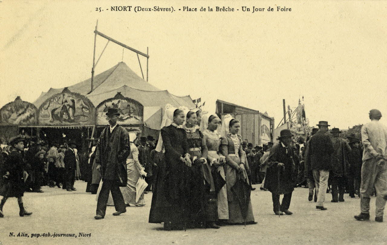 25. Niort (Deux-Sèvres). Place de la Brêche. Un jour de foire Sou.3.97.2 Photo