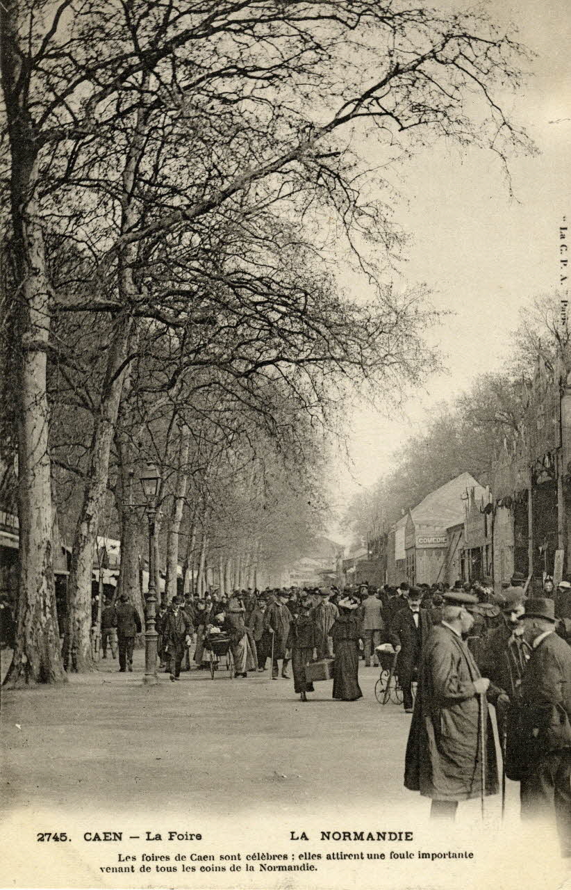 2745. Caen. La Foire. La Normandie.  Les foires de Caen sont célèbres : elles attirent une foule importante venant de tous les coins de Normandie. Sou.3.98.2 Photo