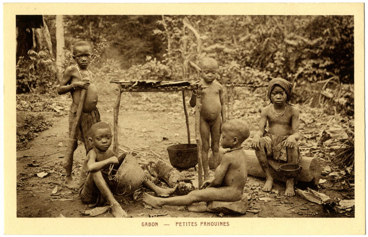 Gabon. Petites pahouines Sou.31.11.2 Photo