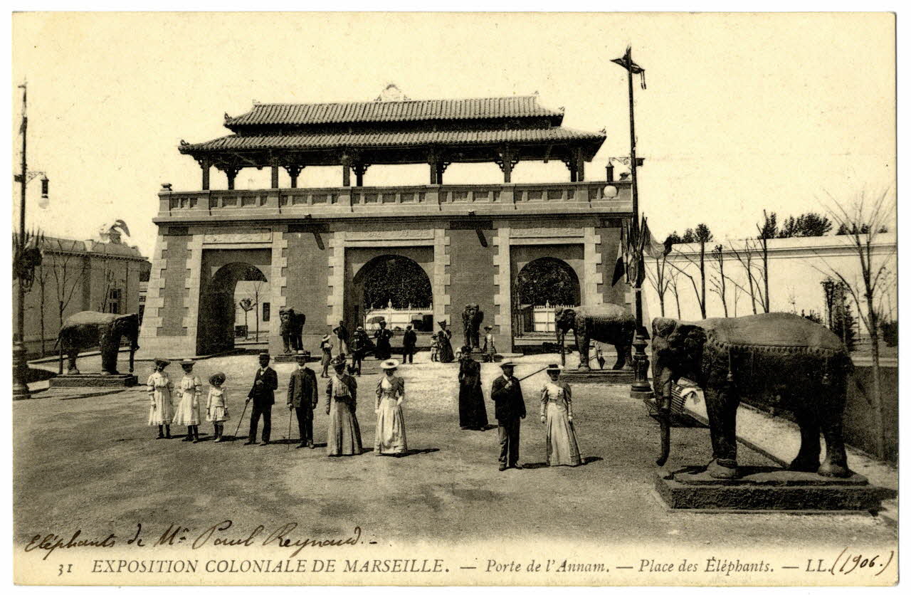 Lévy Exposition coloniale de Marseille. Porte de l'Annam. Place des éléphants. Elephants de M. Paul Reynauld. Provence-Alpes-Côte d'Azur, France 1906 Sou.31.119.1 Photo