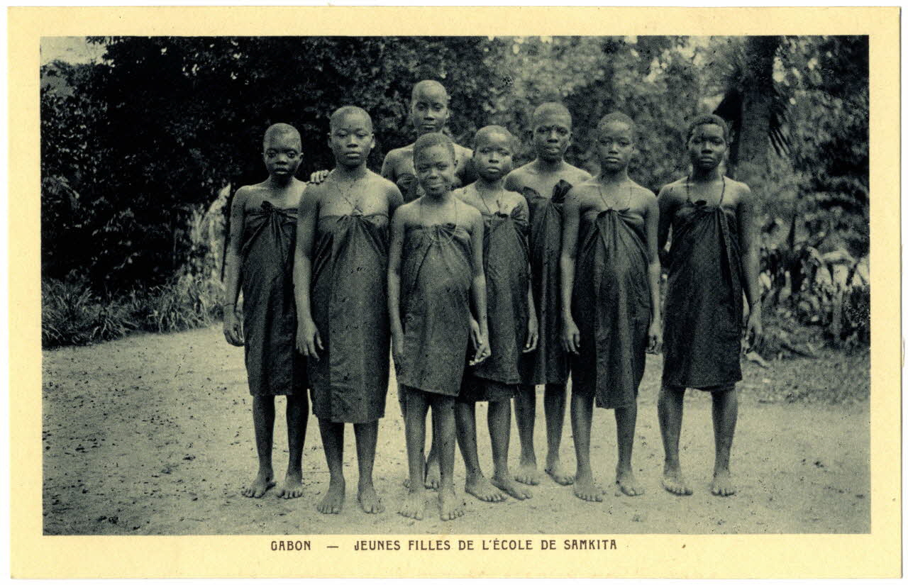 Gabon. Jeunes filles de l'école de Samkita Sou.31.12.1 Photo