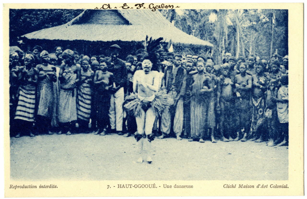 A.E.F. Gabon. Haut-Ogooue. Une danseuse Sou.31.14.3 Photo