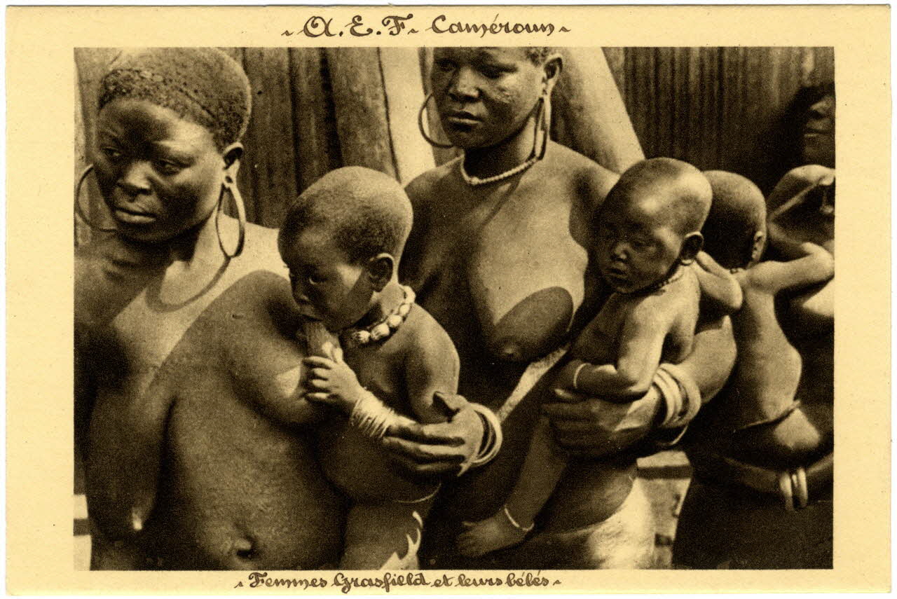A.E.F. Cameroun. Femmes grasfield et leurs bébés Sou.31.5.3 Photo