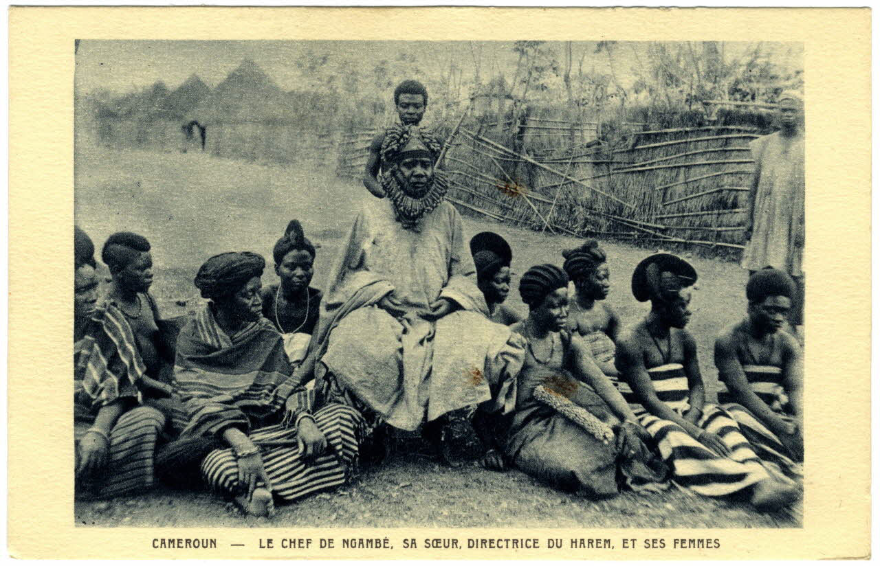 Cameroun. Le chef du Ngambé. Sa sœur, directrice du harem et ses femmes Sou.31.7.3 Photo