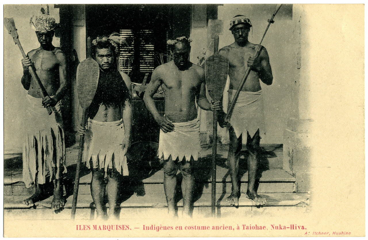 îles Marquises. Indigènes en costume ancien, à Taiohac, Nuka-Hiva Sou.31.83.3 Photo