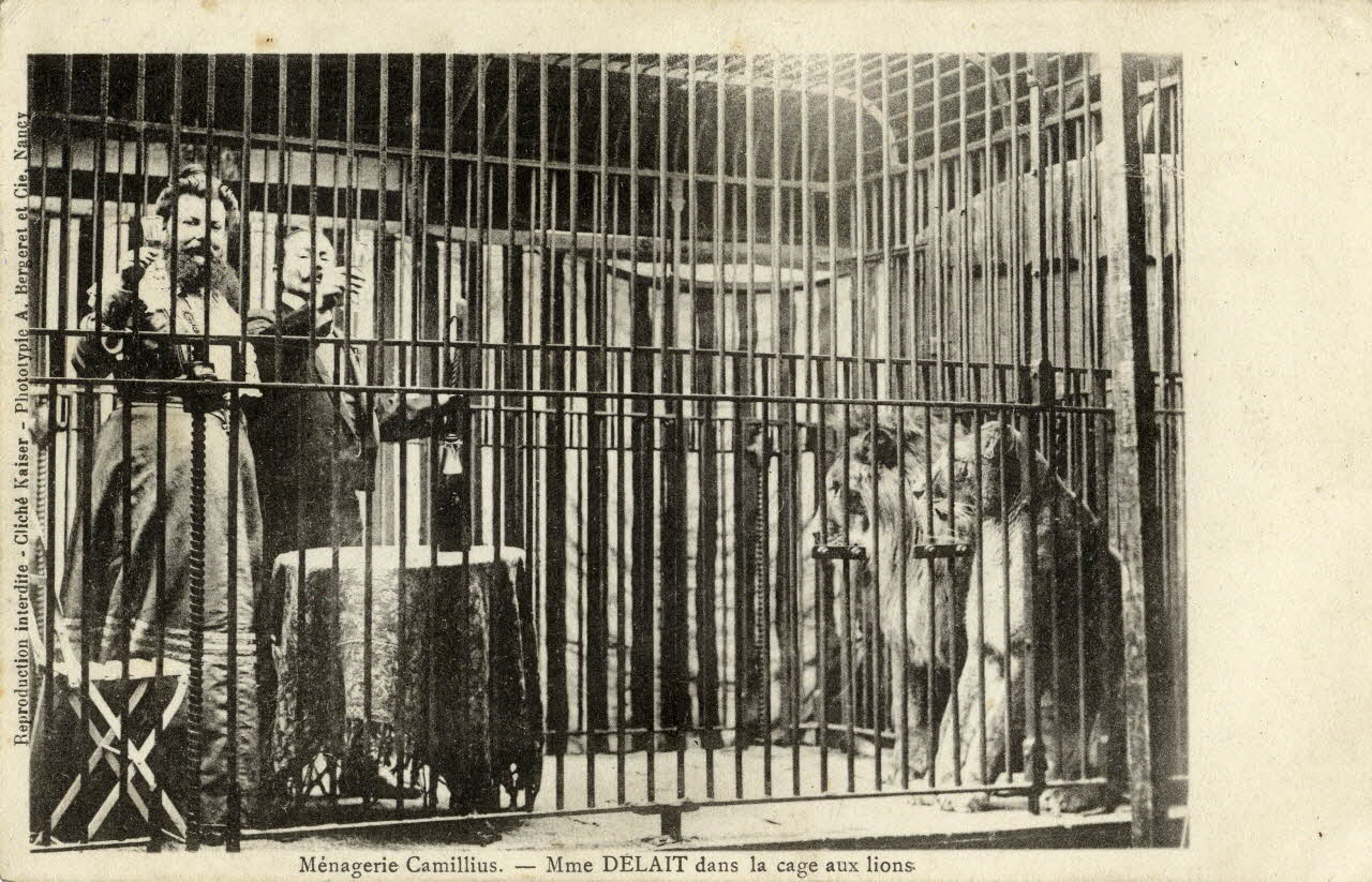 Ménagerie Camillius. Mme Delait dans la cage aux lions. Sou.4.110.2  Photo Mucem / Bergeret A. et Cie