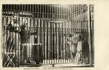 Ménagerie Camillius. Mme Delait dans la cage aux lions. Sou.4.110.2 Photo