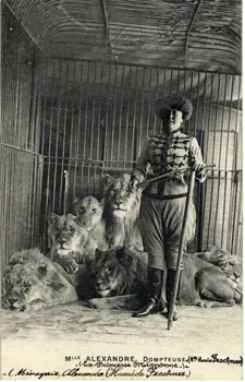 Mlle Alexandre, Dompteuse (Mlle Maria Frachner) ex-princesse Mignonne. Ménagerie Alexandre (Homède Frachner) Sou.4.125.2 Photo