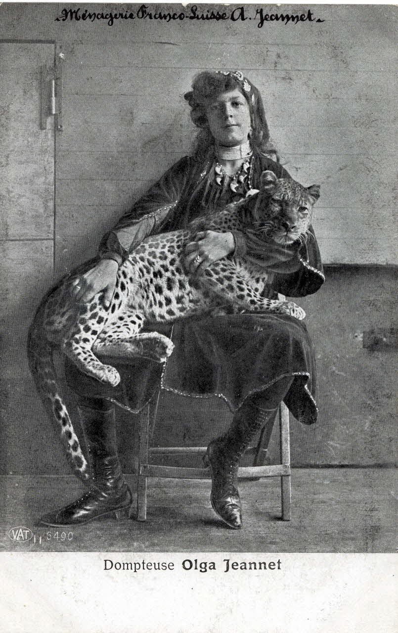 Ménagerie franco-suisse A. Jeannet. Dompteuse Olga Jeannet. [Au verso :] Cousine de Lucien Jeannet (cirque Gruss et Jeannet), morte en 1956 Sou.4.128.2  Photo Mucem / VAT