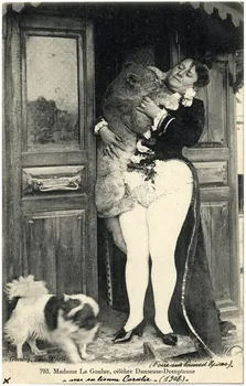Gondry 793. Madame La Goulue, célèbre danseuse-dompteuse avec sa lionne "Coralie" (1908). Foire aux Pains d'Epices. [Au verso :] Ménagerie populaire de La Goulue (foire aux Pains d'Epices. Avril 1912) : 1 lionceau (né au jardin d'acclimatation des lions ayant appartenu à Adrien Pezon), 2 loups  (1 mâle, 1 femelle provenant de la ménagerie Darius), 1 macaque commun, 1 marmotte Paris, Paris (75) 1908 Sou.4.139.1 Photo