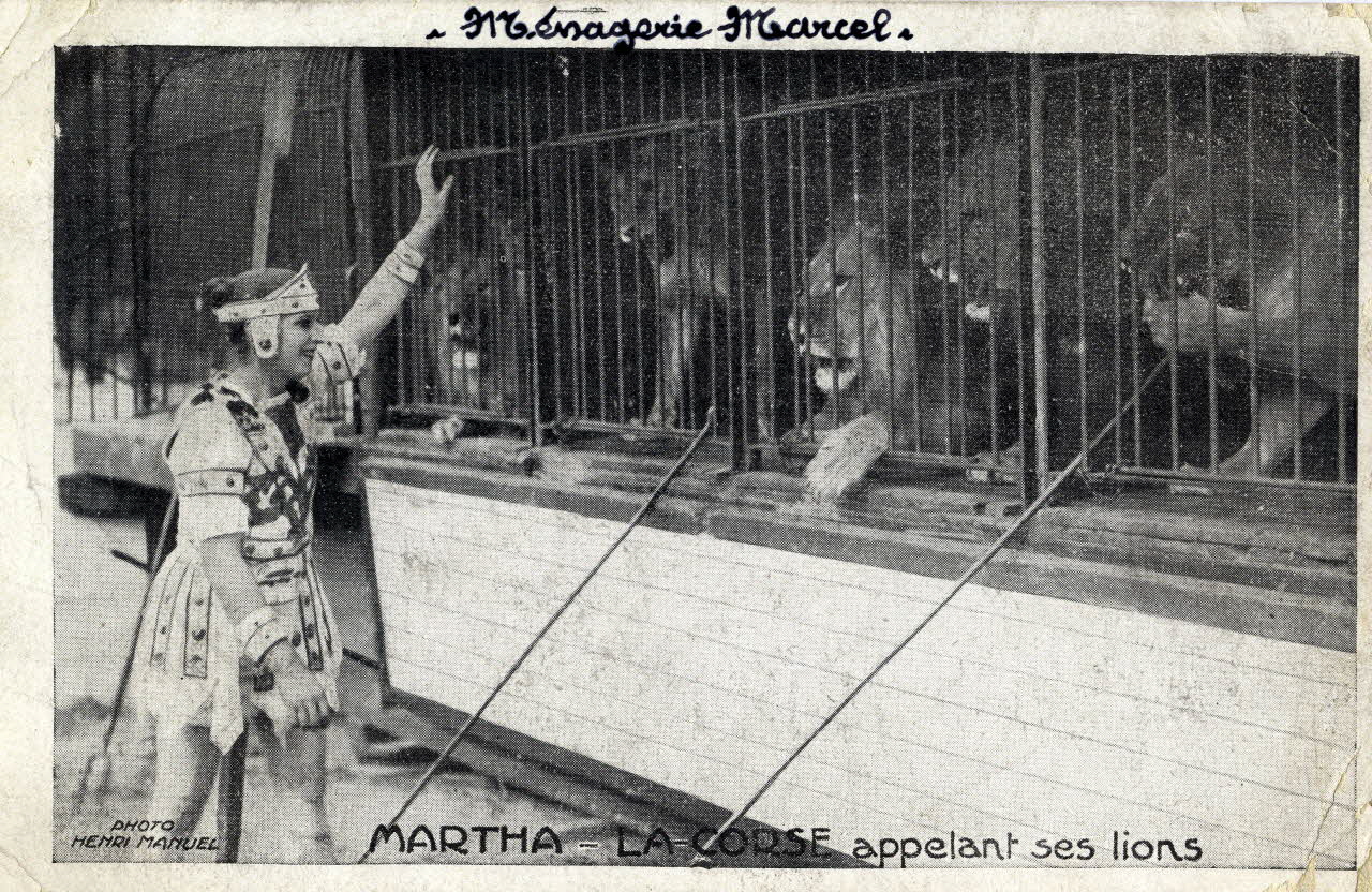 Ménagerie Marcel. Martha la Corse appelant ses lions. Sou.4.156.2  Photo Mucem / Manuel, Henri