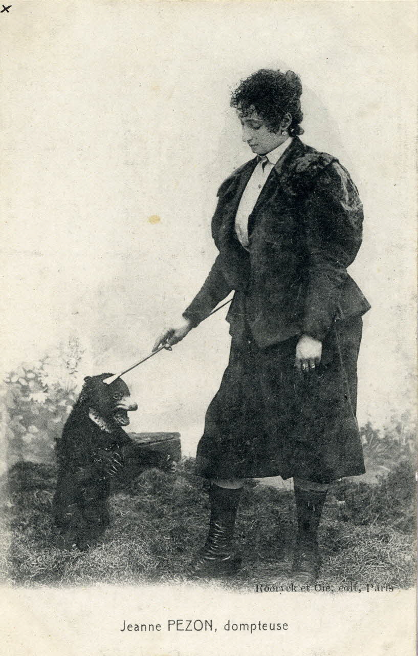 Jeanne Pezon, dompteuse. [Au verso :] Jeune ours des cocotiers acheté à Rambaud. Sou.4.71.3  Photo