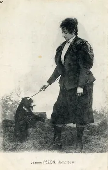 Jeanne Pezon, dompteuse. [Au verso :] Jeune ours des cocotiers acheté à Rambaud. Sou.4.71.3 Photo