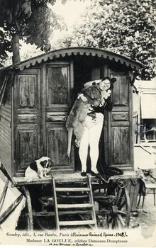 Gondry Foire aux Pains d'Epices 1908. Madame la Goulue, célèbre danseuse-dompteuse et se lionne Coralie Paris, Paris (75) 1908 Sou.5.106.2 Photo Mucem / Gondry
