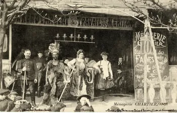 Gondry Ménagerie Chartier. Paris. La foire aux Pains d'Epices (Cours de Vincennes). 190?. [de gauche à droite :] Dompteur Chartier (Louis), Mme Chartier. Paris, Paris (75) 1895-1905 Sou.5.108.2 Photo
