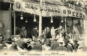 Ernest-Louis-Désiré Le Deley Fête de Neuilly. Ménagerie Mac Donald.1911. [de gauche à droite :] Le dompteur Fernando et l'ours brun Nenette, le piston M. Bruneau, Mlle Annietta. Hauts-de-Seine, Paris (75) 1911 Sou.5.110.2 Photo