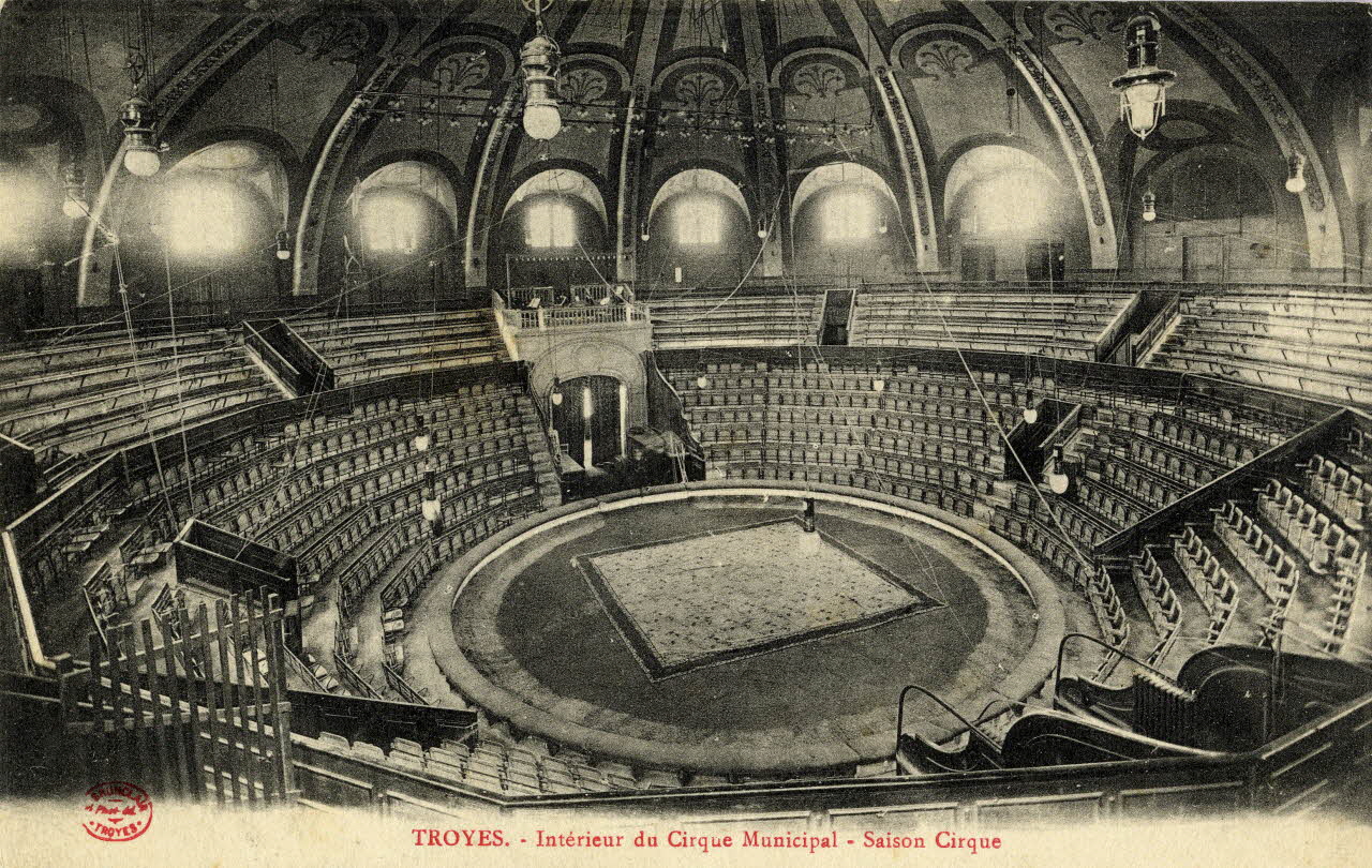 Troyes. Intérieur du cirque municipal. Saison cirque. Sou.5.18.1 Photo